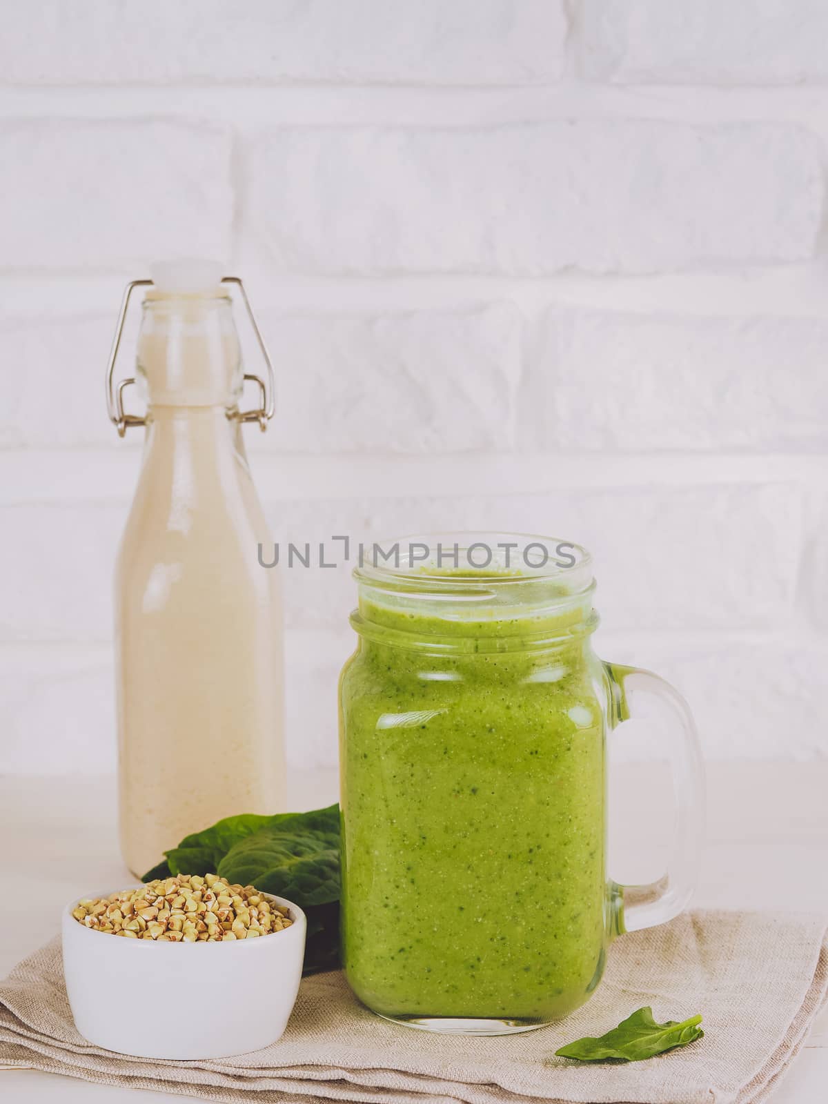 Green smoothie with buckwheat and spinach by fascinadora