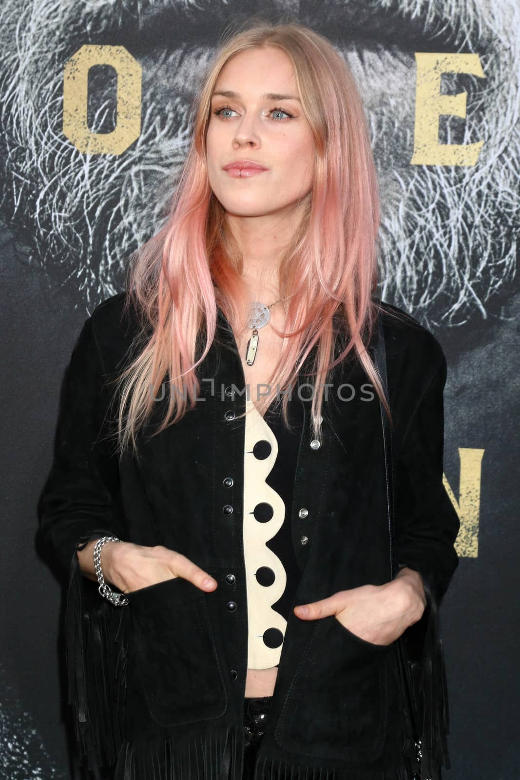 Lady Mary Charteris
at the "King Arthur Legend of the Sword" World Premiere, TCL Chinese Theater IMAX, Hollywood, CA 05-08-17