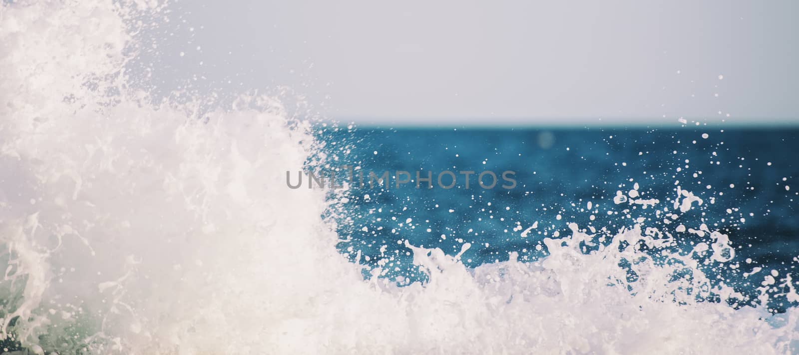 Waves at Kings Beach, Queensland by artistrobd