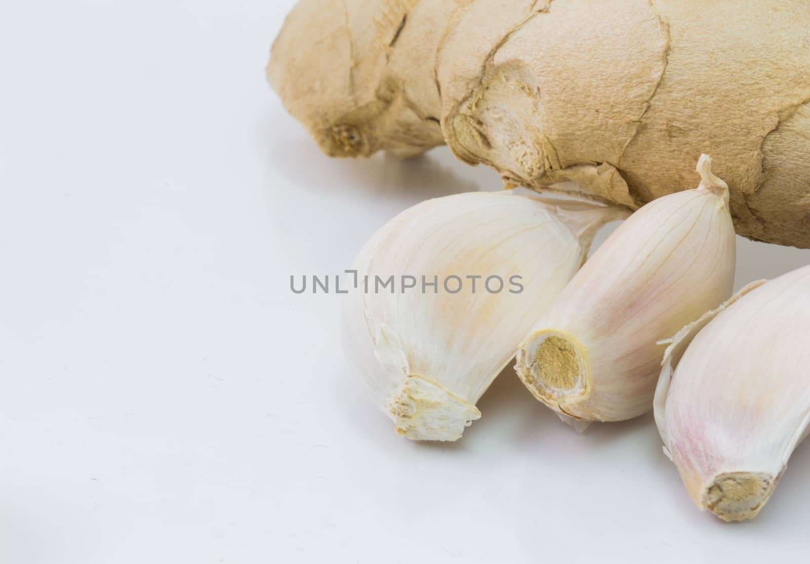 spice garlic and ginger isolated on white background by chingraph