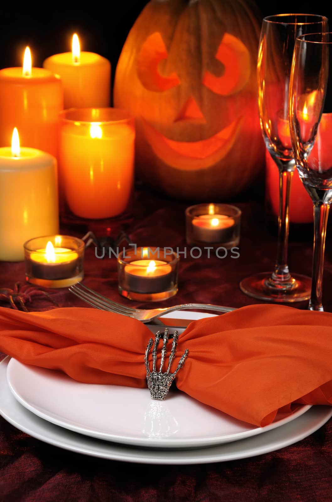idea how to decorate the napkin on the table for Halloween