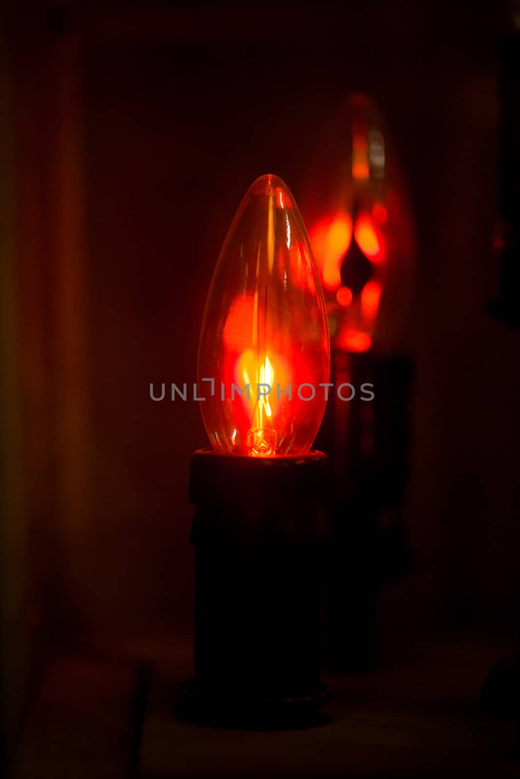 Incandescent lamp in the form of a candle