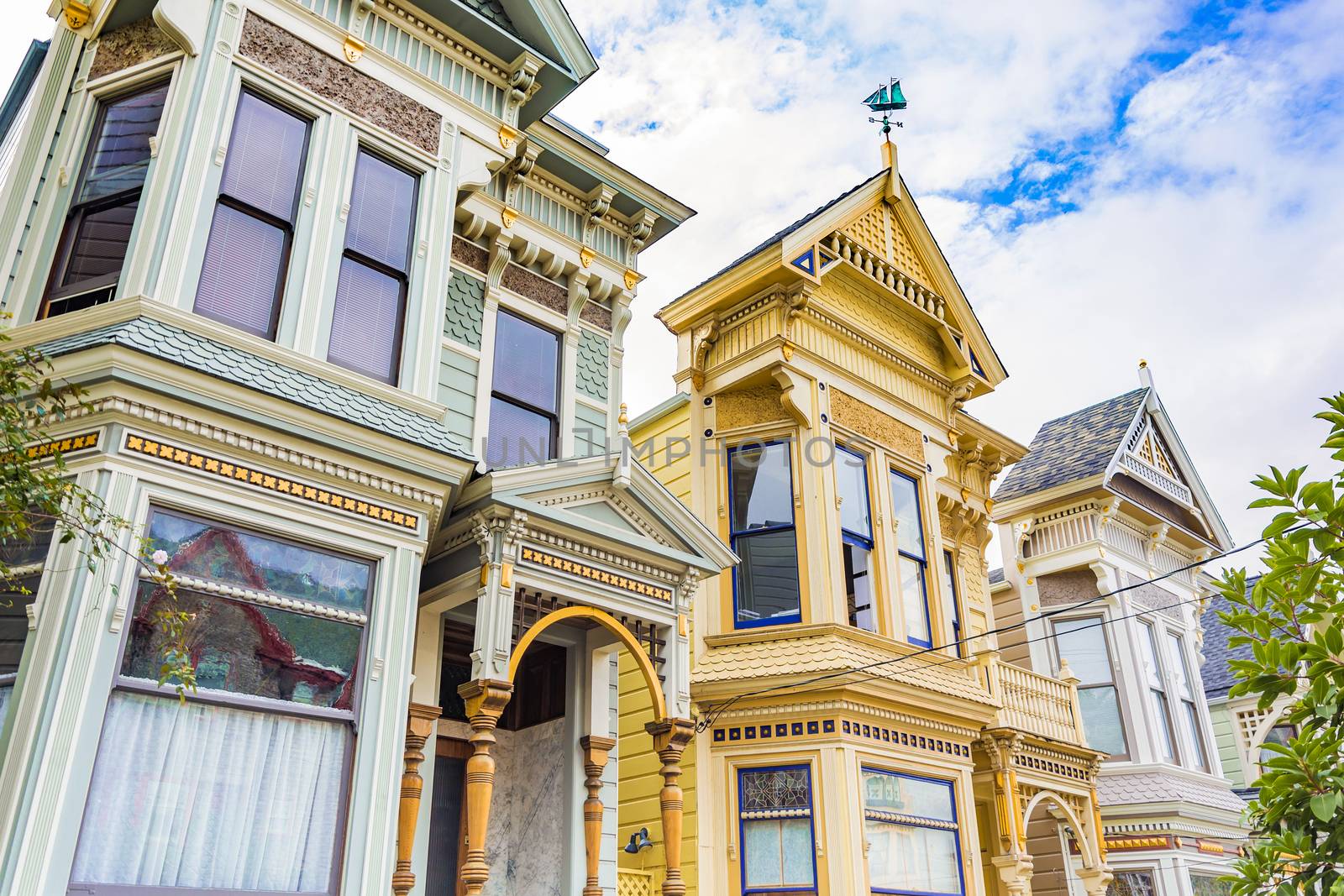 old fashioned victorian houses in San Francisco, CA