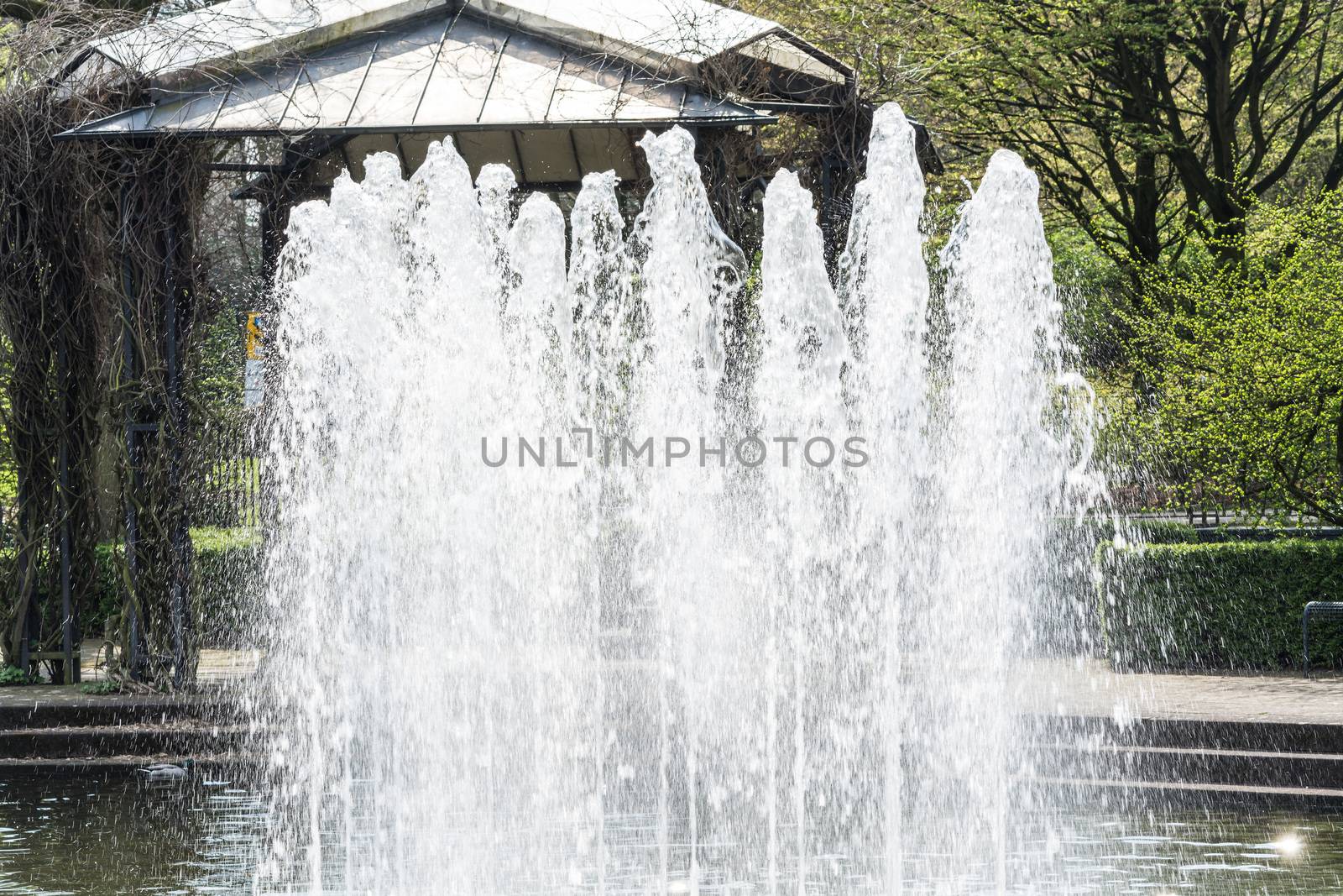 Künstlich gestalteter Wasserfall, Fontäne - Springbrunnen in einem Park.
