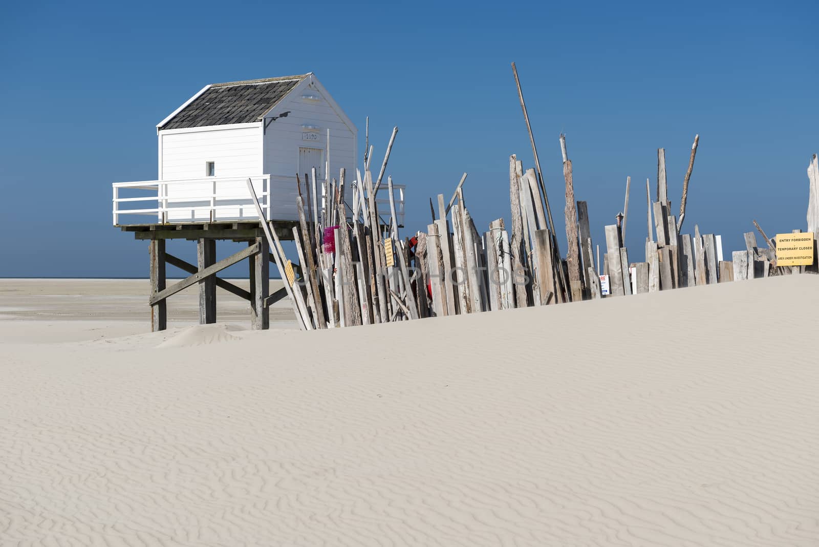 Sea cottage on the island of Vlieland
 by Tofotografie