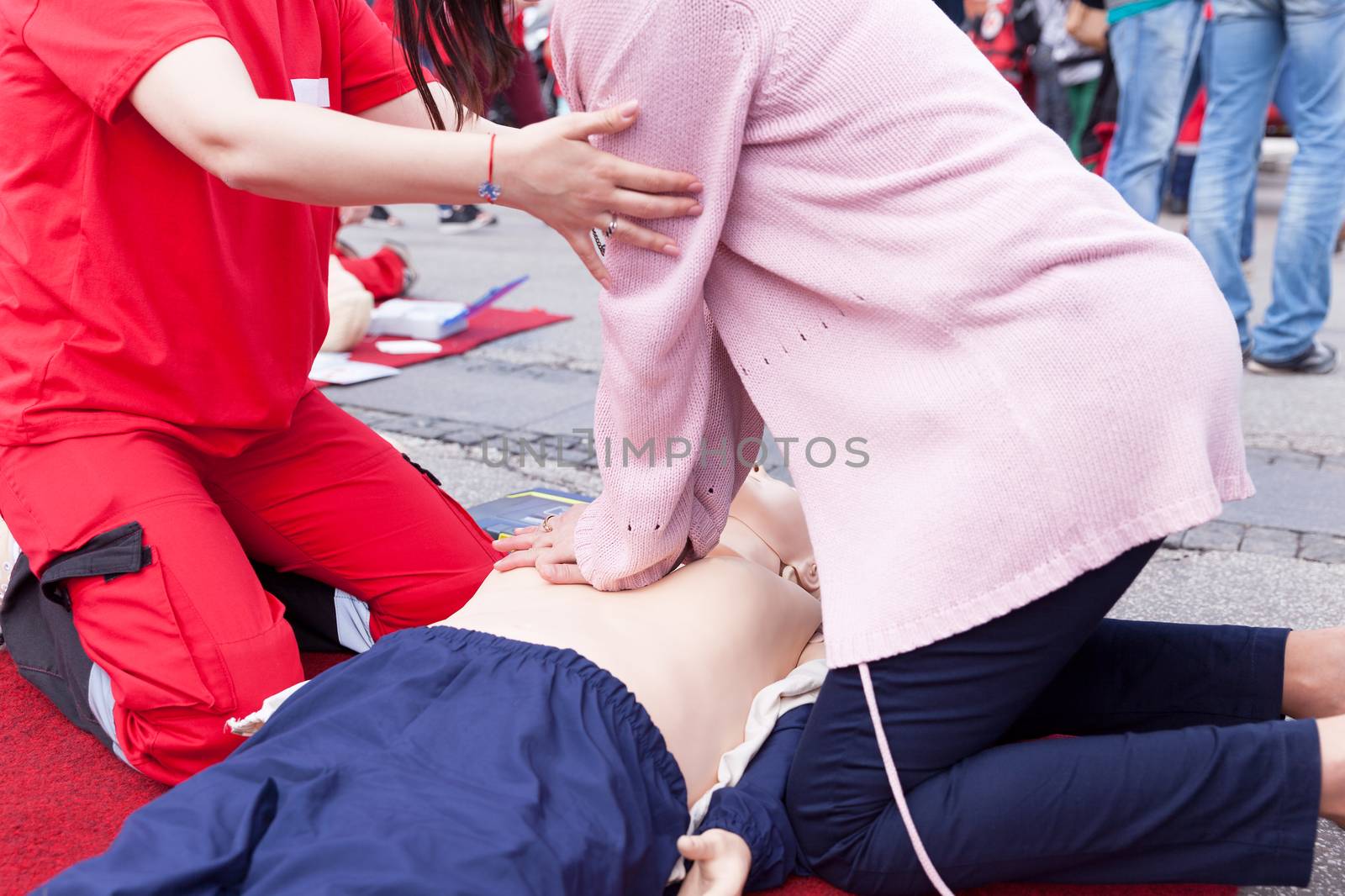 Cardiopulmonary resuscitation. First aid course.