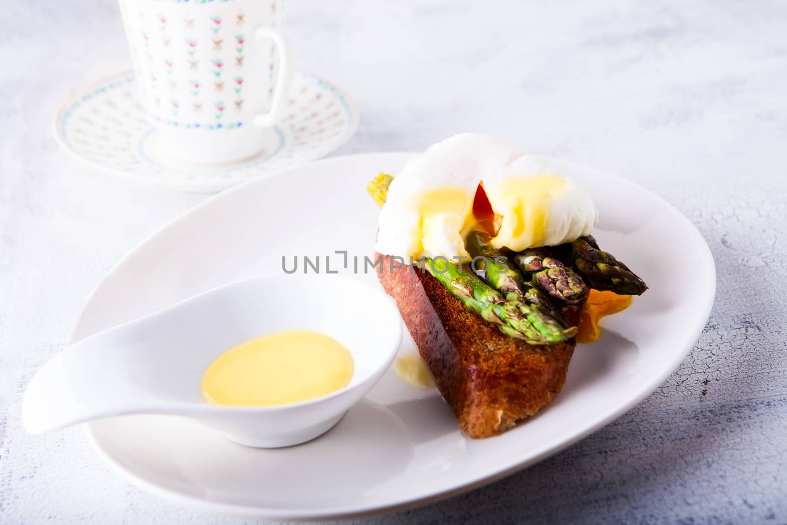 Poached egg and asparagus by supercat67