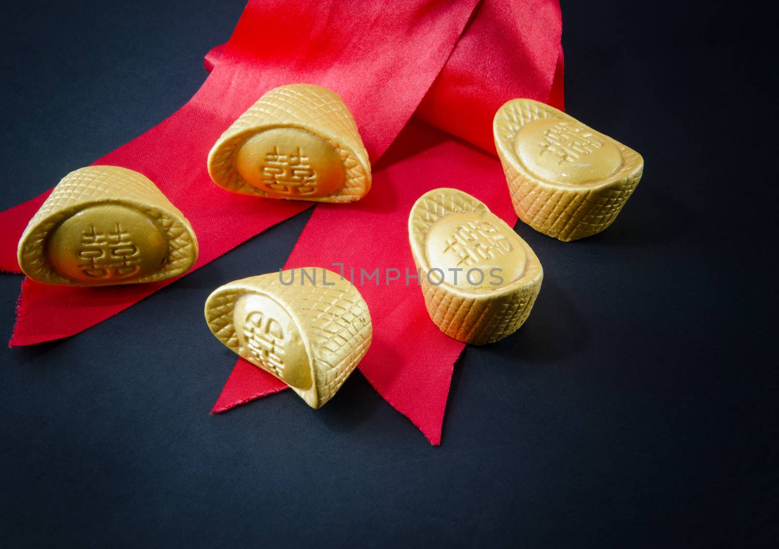 Gold ingot wedding Red ribbon bow wedding Chinese  biack background