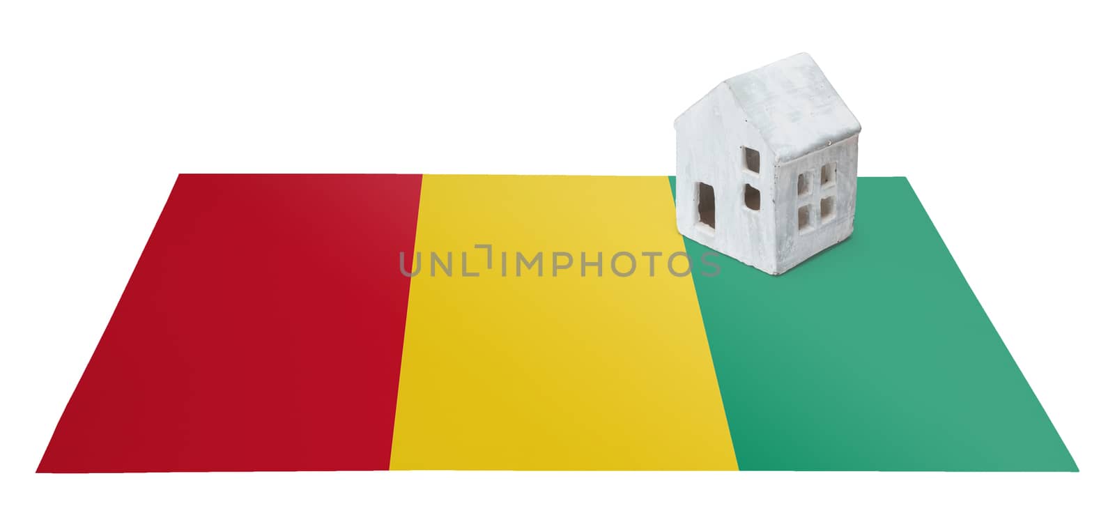 Small house on a flag - Living or migrating to Guinea