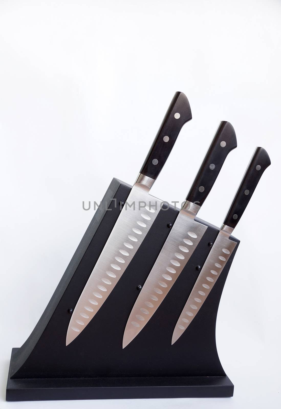 Set of knives for kitchen on a magnetic support