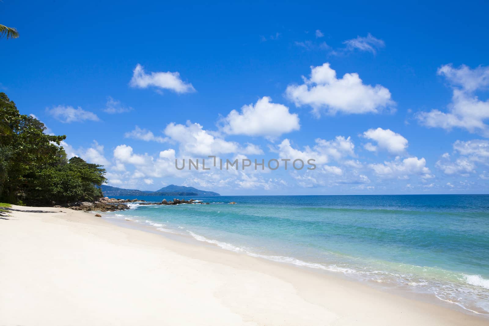 Tropical beach scenery at Andaman sea in Phuket, by jee1999