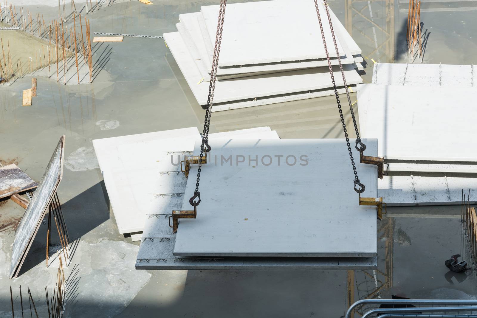 Construction of steel and concrete for the construction of an apartment building with underground parking with precast concrete walls.