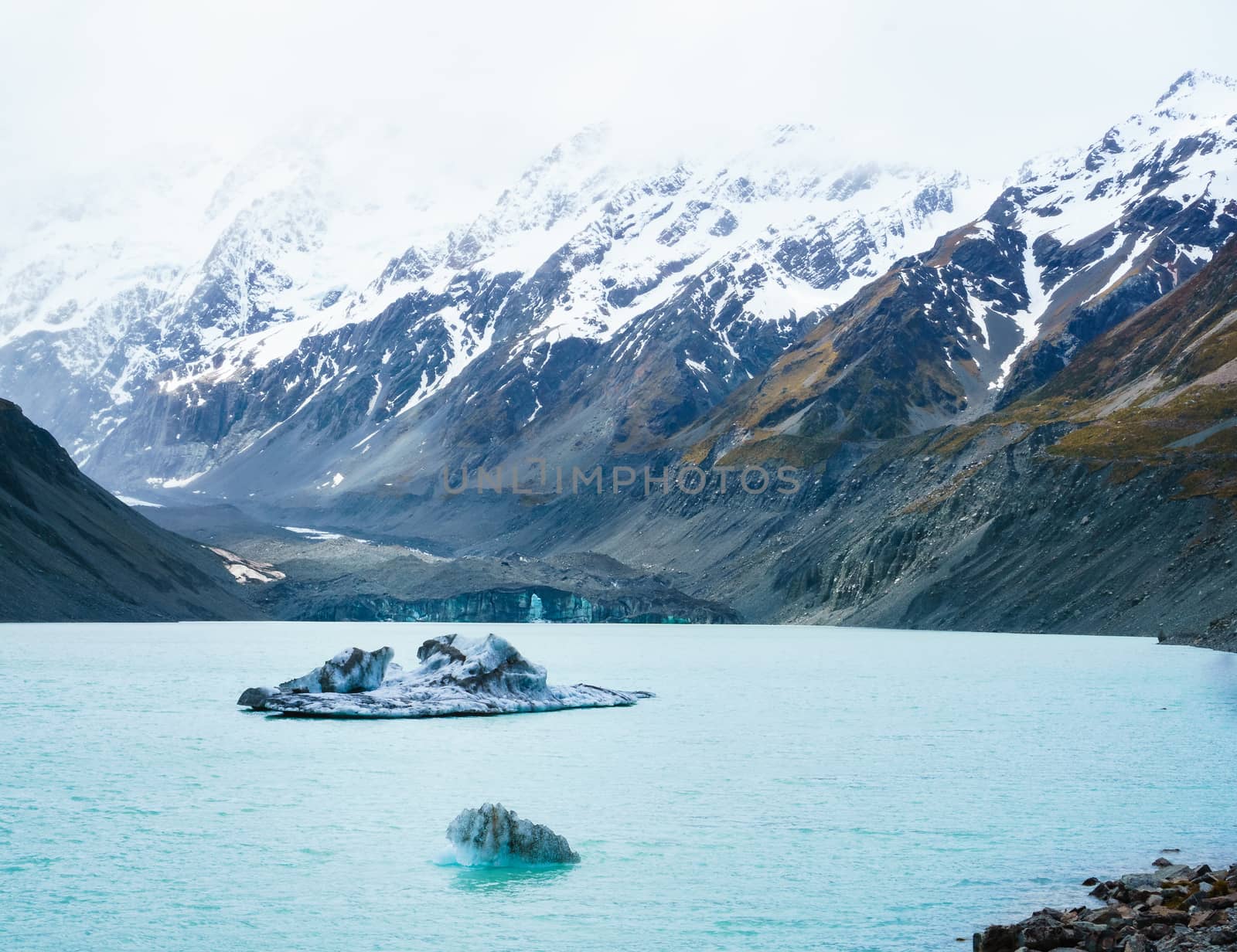 Ice bergs on Hooker Lake,New Zealand. by thirdlensphoto