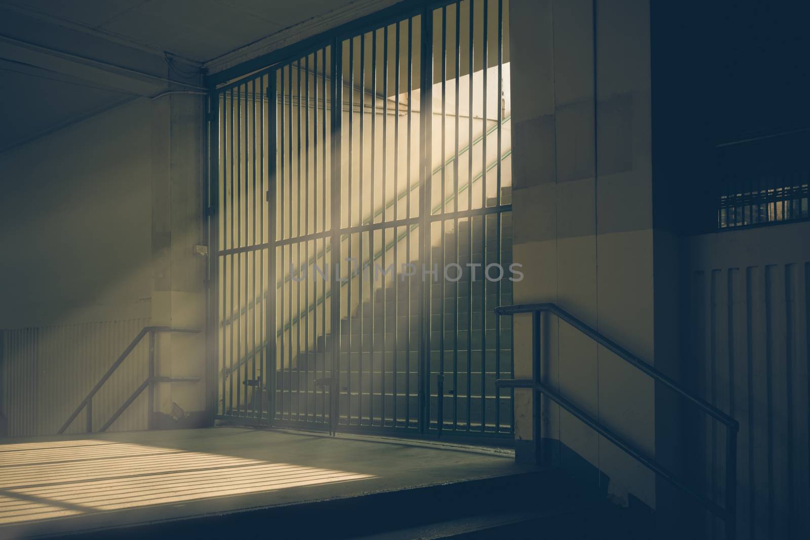 The sun was shining in the evening through the door by ahimaone