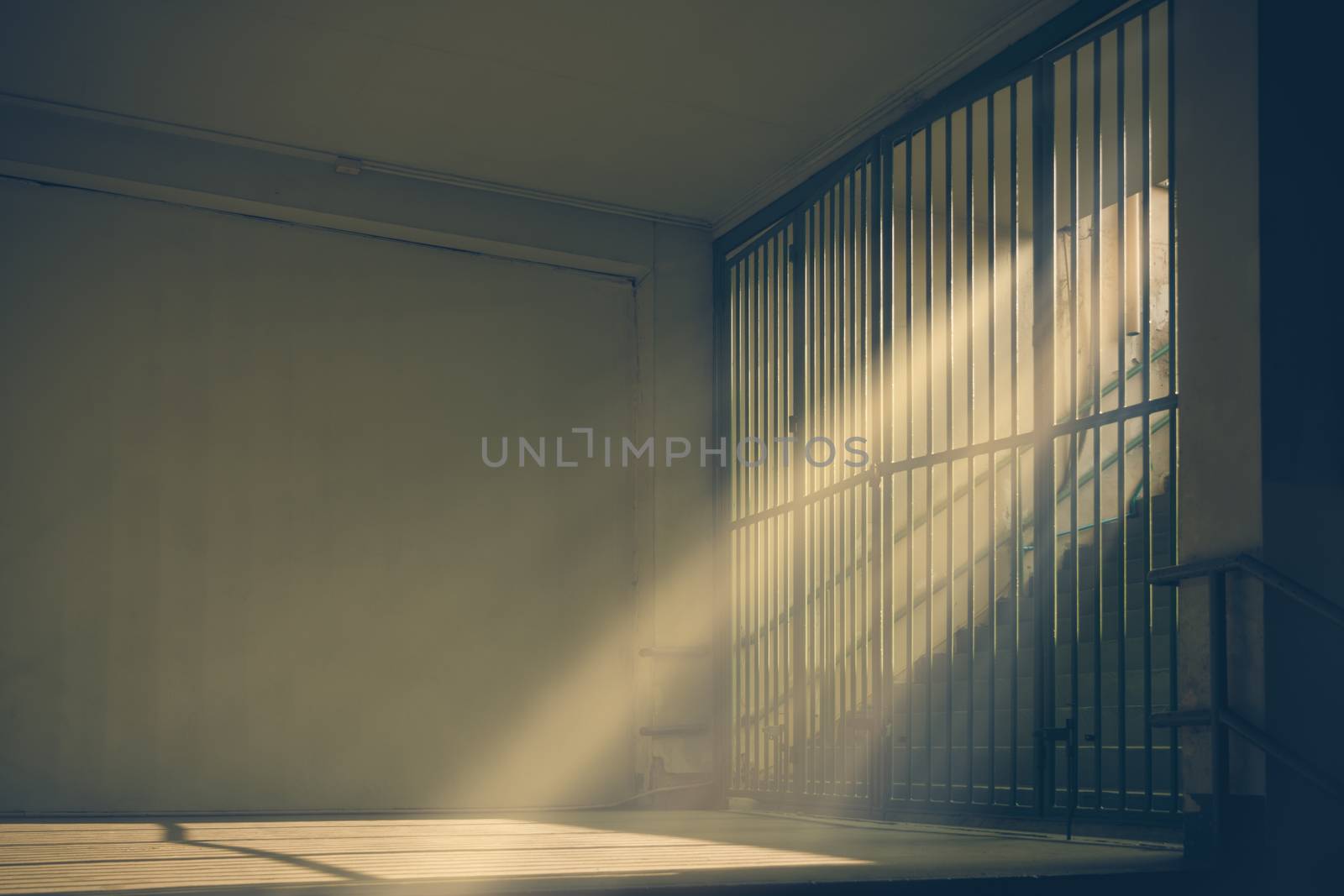 The sun was shining in the evening through the door by ahimaone