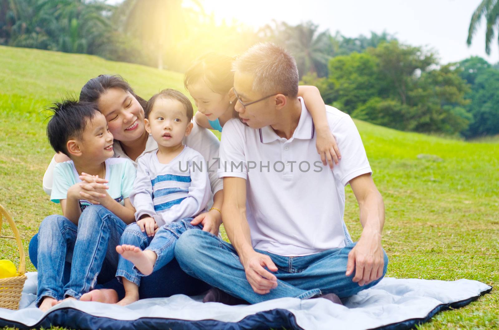 asian family by yongtick