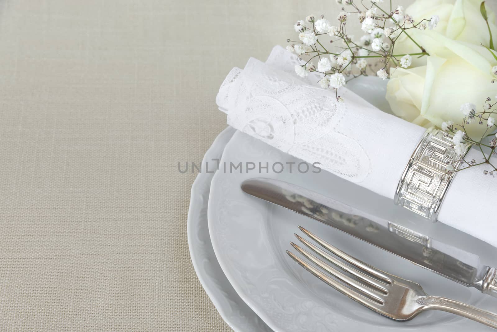 Beautiful table setting by Epitavi