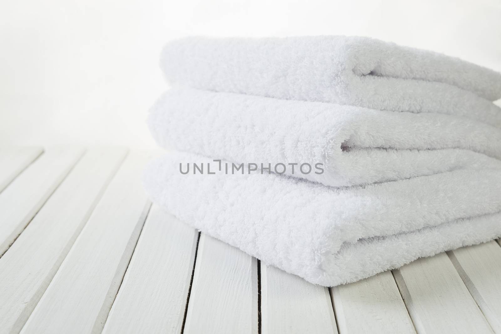 White fluffy bath towels by Epitavi