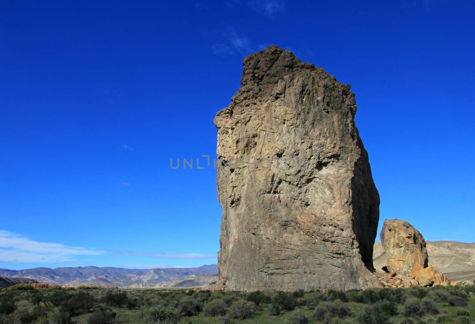 Piedra Parada monolith in the Chubut valley, Argentina by cicloco