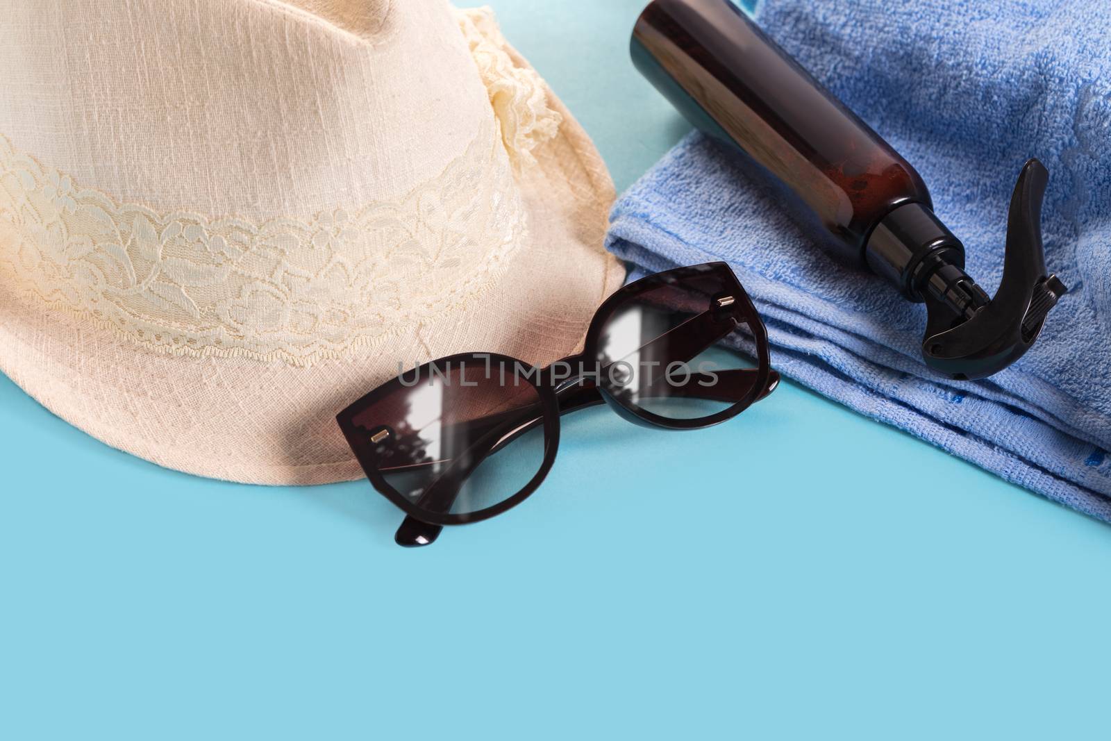 Summer woman's hat and glasses on a blue background