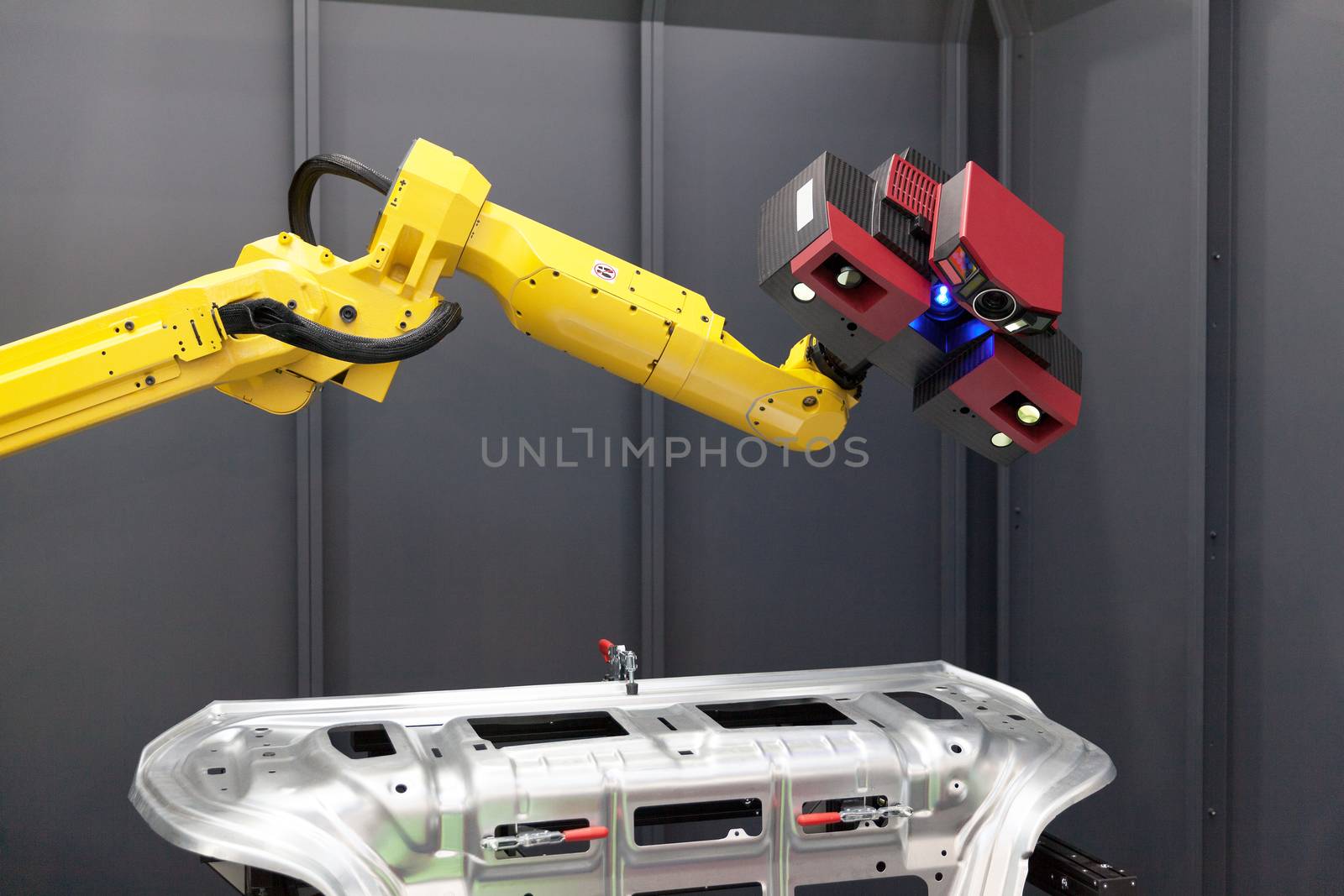 Combined 3D scanner and robotic arm automate scanning. Optical 3D coordinate measuring machine.