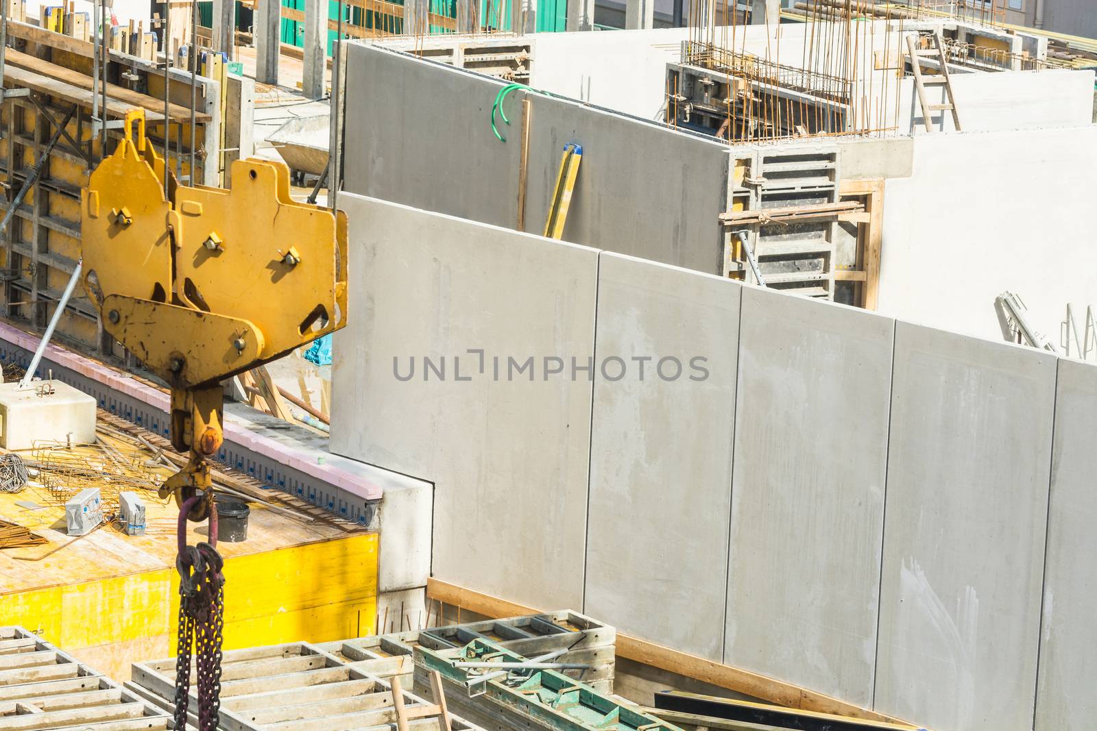 Construction of steel and concrete for the construction of an apartment building with underground parking with precast concrete walls.