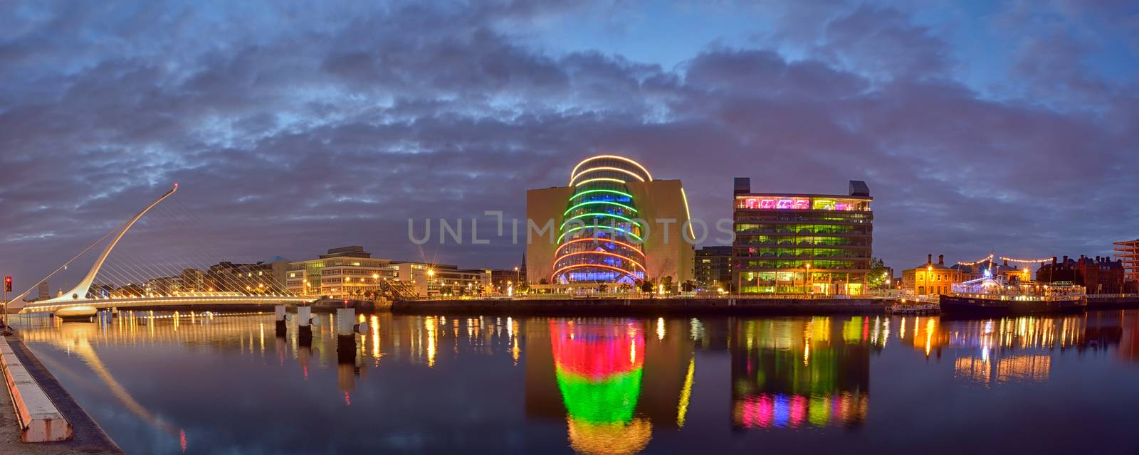 Samuel Beckett Bridge and the river Liffey in Dublin in night time
