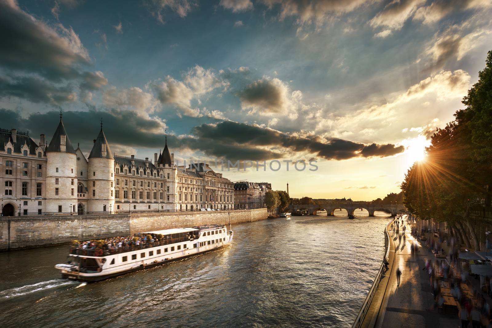 Style of life in Paris by ventdusud