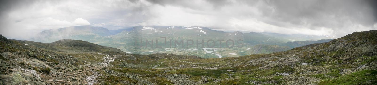 Mountain hiking in Norway by javax