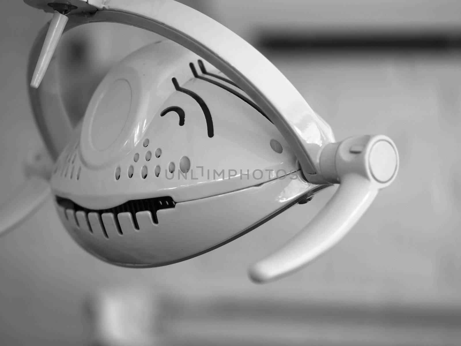 BLACK AND WHITE PHOTO OF BACK SIDE OF DENTAL SURGICAL LIGHT