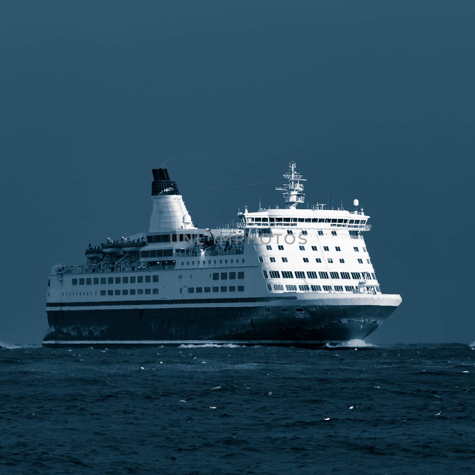 Blue cruise liner by sengnsp