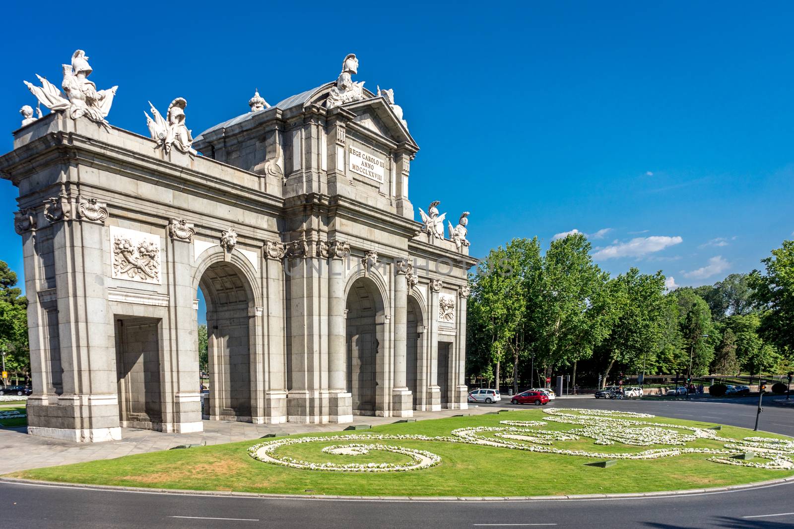 Puerta de Alcalá: A Grand Monument to the Spanish Monarchs in Madrid, Spain, Europe