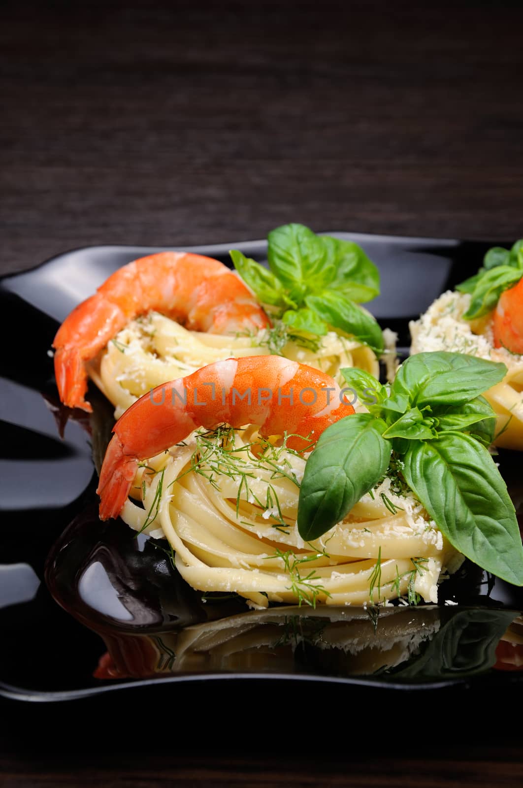 Nests of spaghetti with parmesan flavored with dill, shrimp and basil.