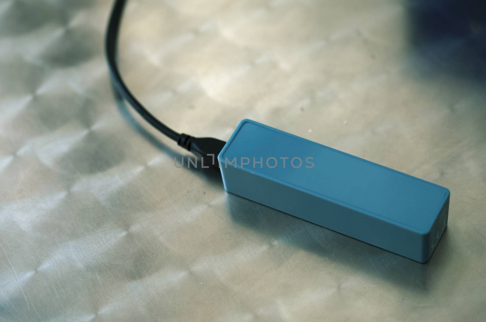 COLOR PHOTO OF CHARGING PORTABLE BATTERY POWER BANK CHARGER