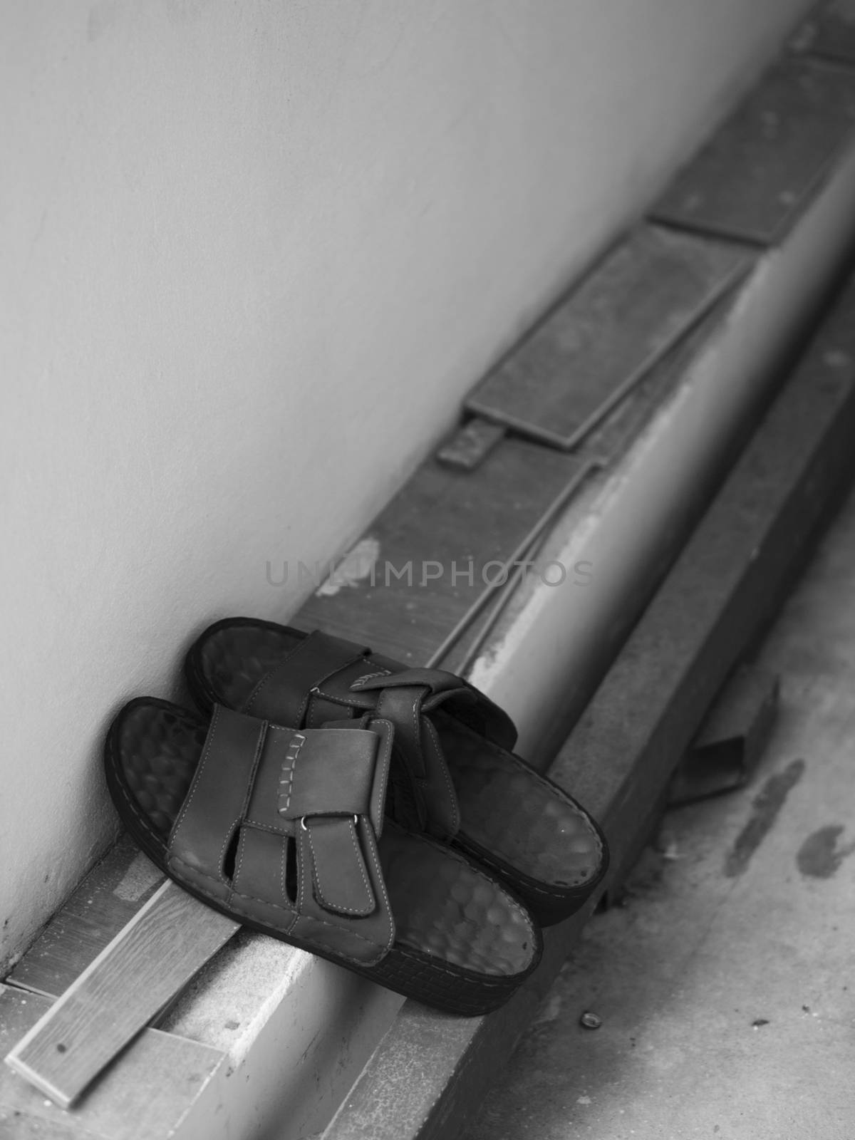 BLACK AND WHITE PHOTO OF MEN BROWN LEATHER SANDAL