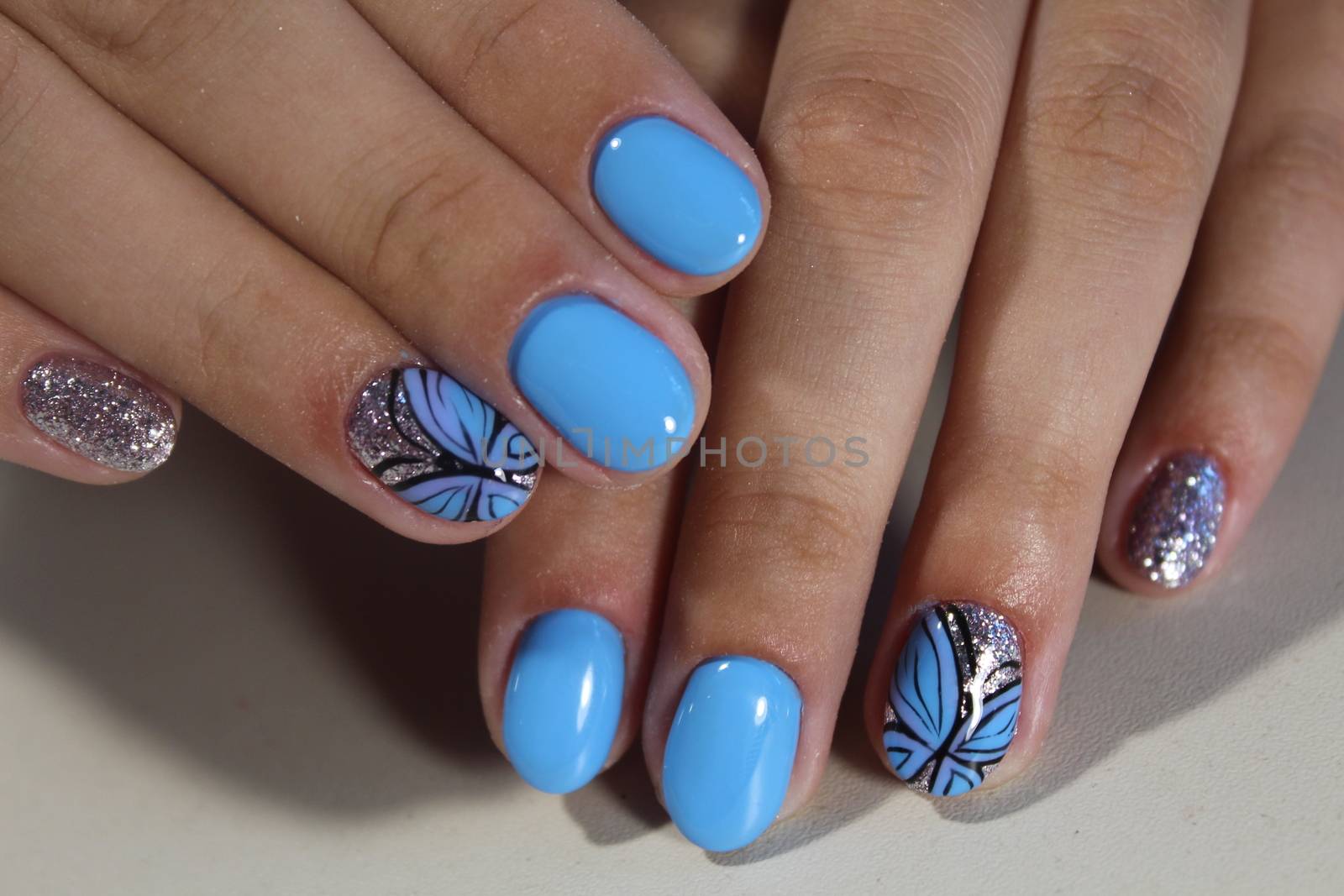 Manicure design with a pattern on the nails