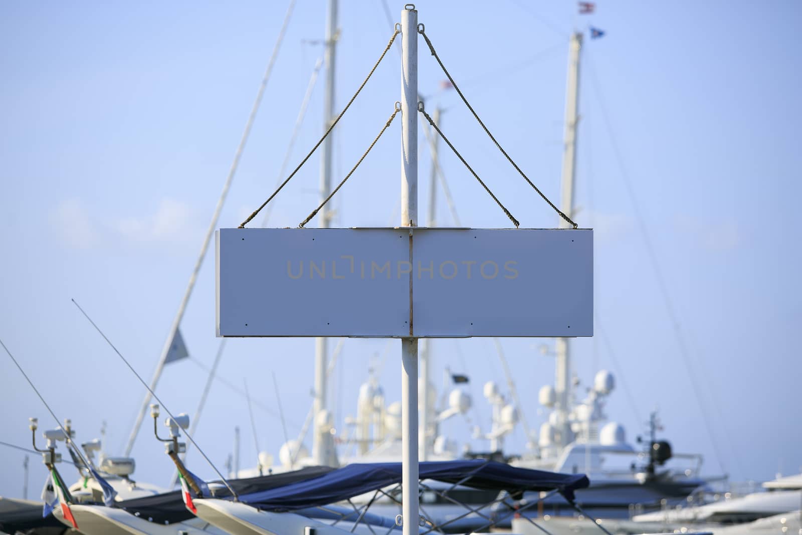 White signal direction in a pier