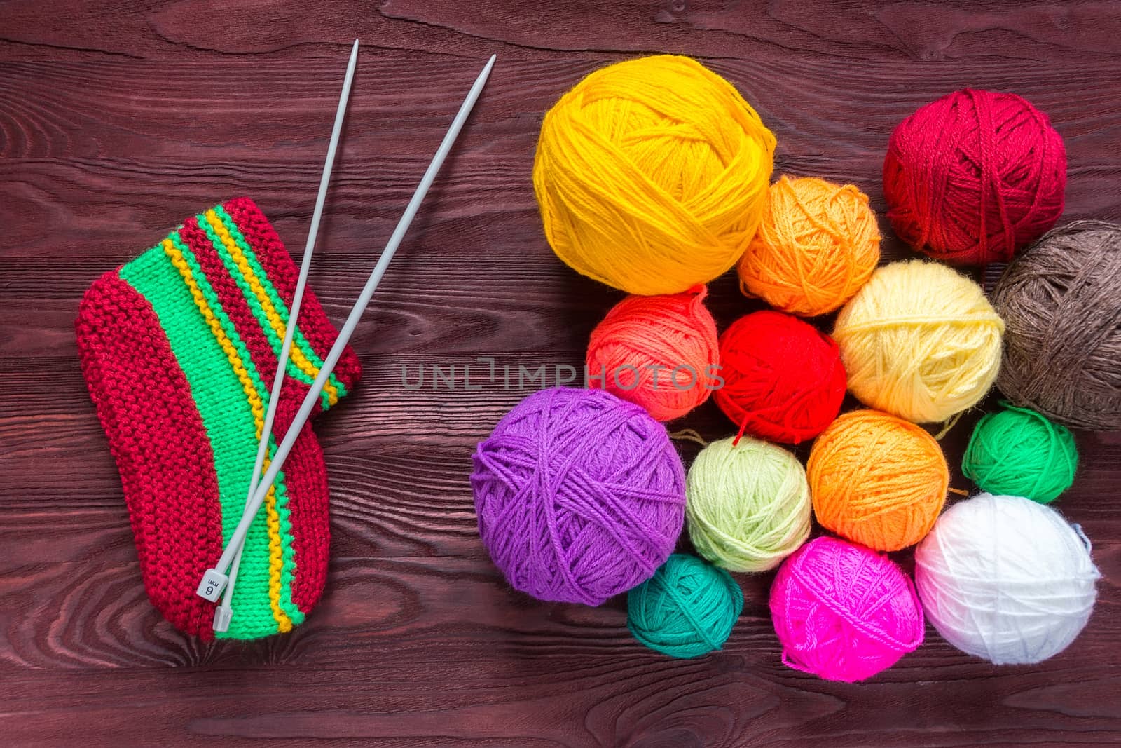 The photo shows the knitting needles with a ball