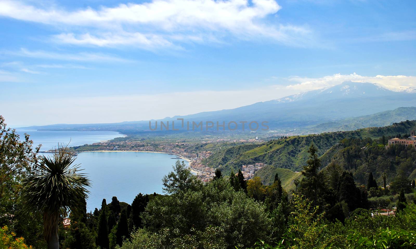 Giardini-Naxos bay with the Etna volcano by rarrarorro