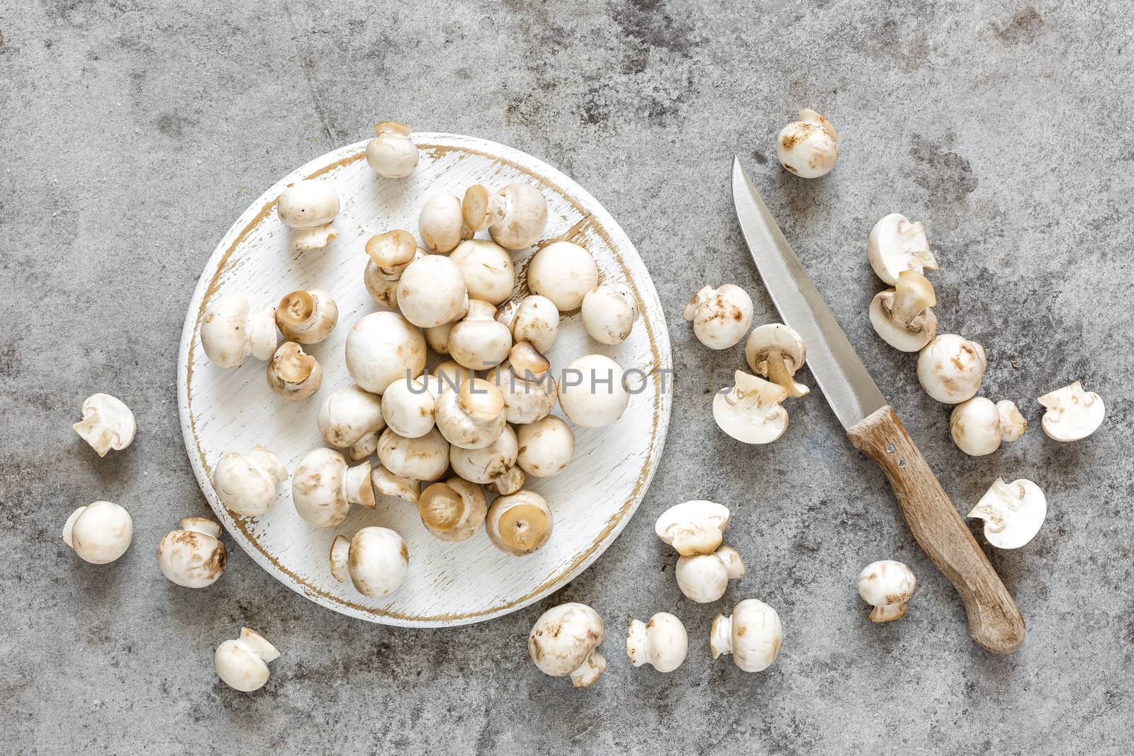 Raw mushrooms by yelenayemchuk