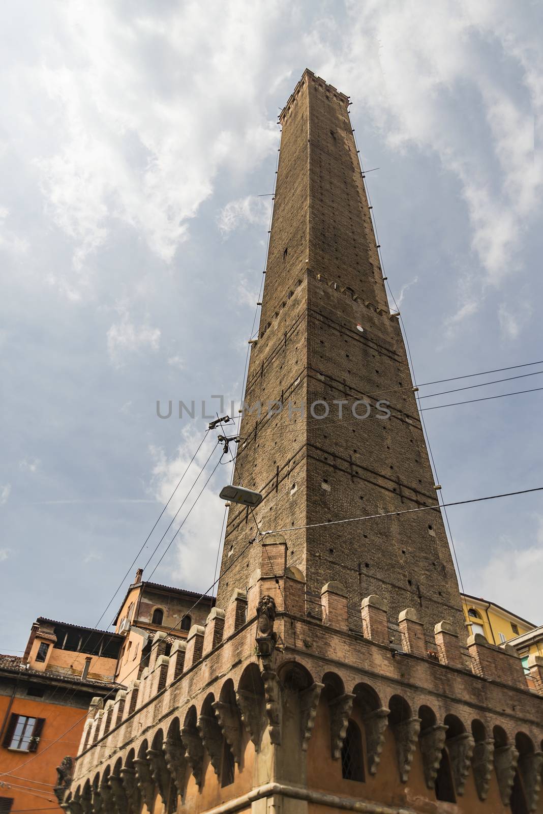 Torre Garisenda and Degli Asinelli Tower by edella