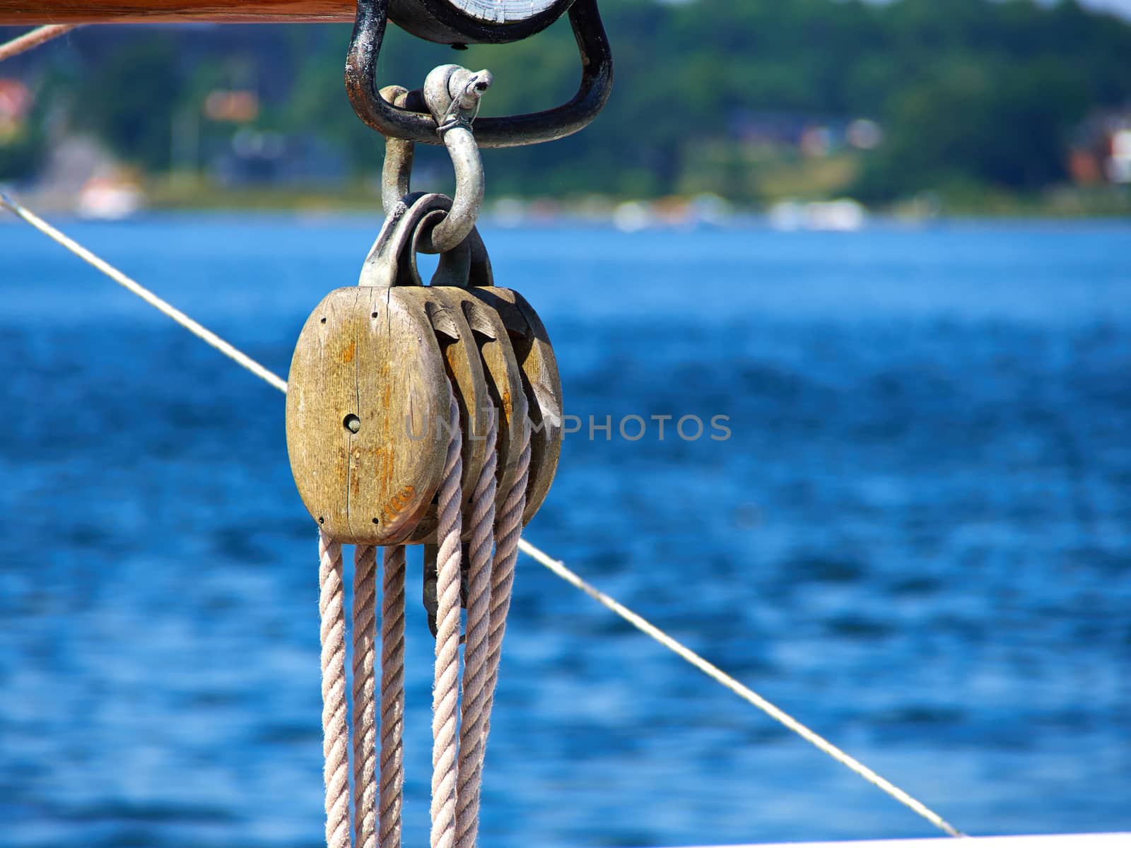 Sails ropes pulley by Ronyzmbow