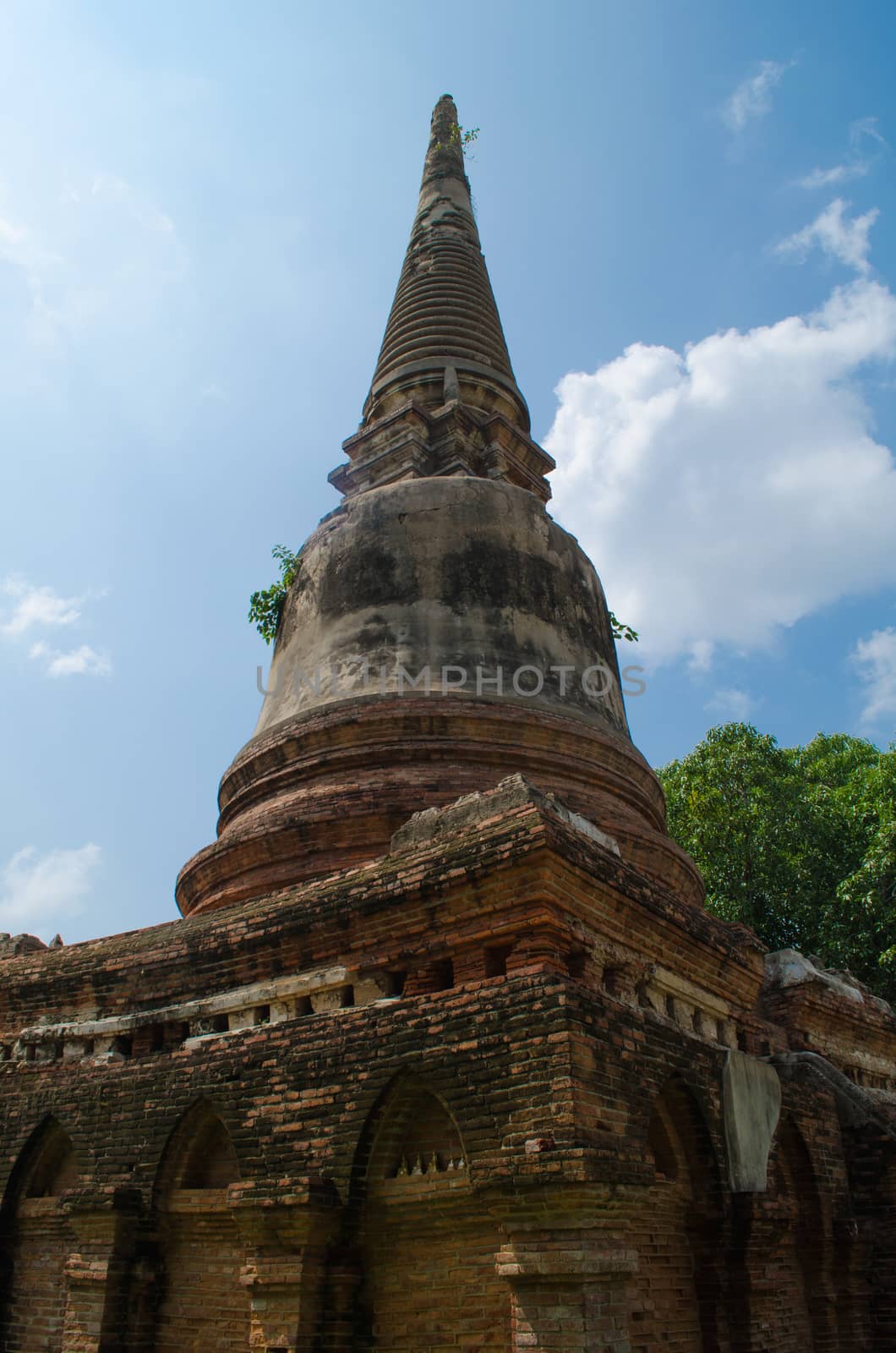 Wat Yai Chai Mongkol obviously is one of the major temples in the Ayutthaya area . and features a large Stupa, built after King Naresuan's Victory