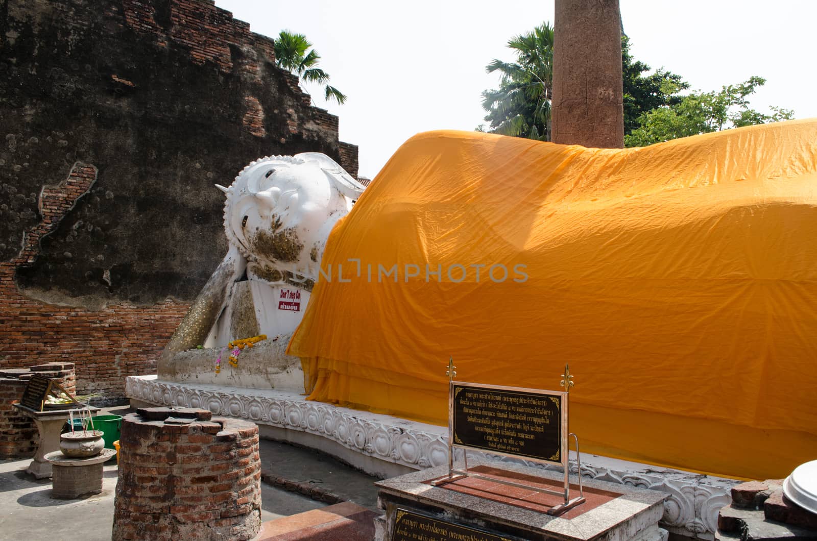 Wat Yai Chai Mongkol obviously is one of the major temples in the Ayutthaya area . and features a large Stupa, built after King Naresuan's Victory