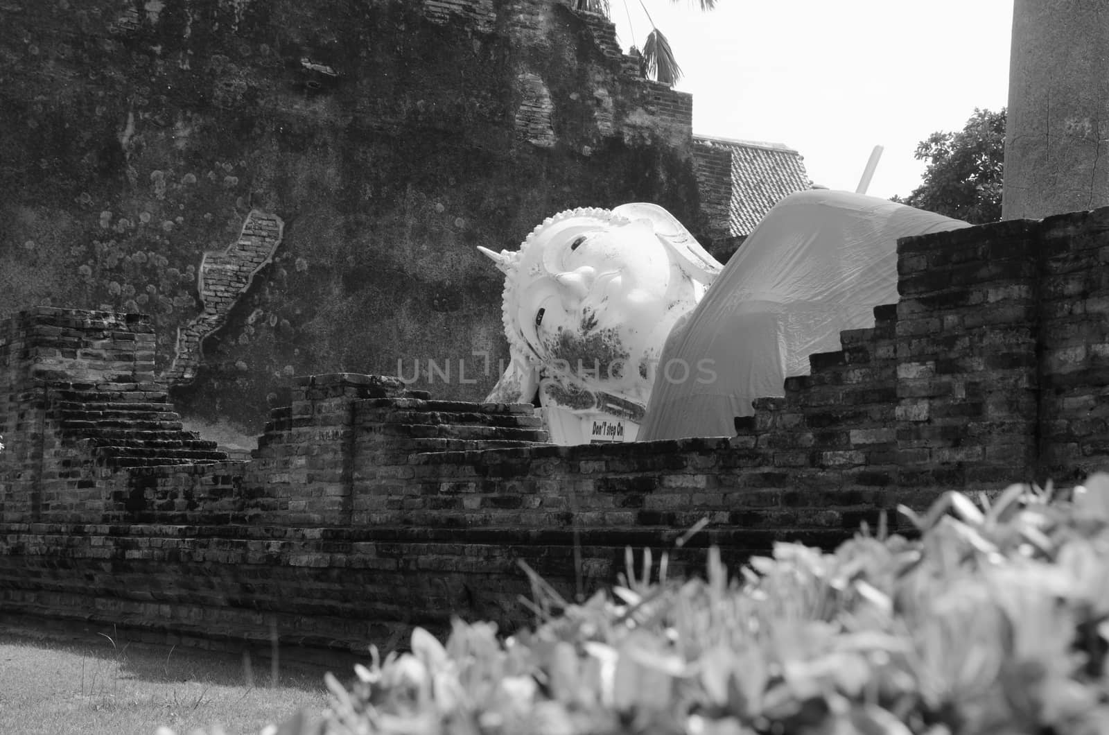 Wat Yai Chai Mongkol obviously is one of the major temples in the Ayutthaya area . and features a large Stupa, built after King Naresuan's Victory