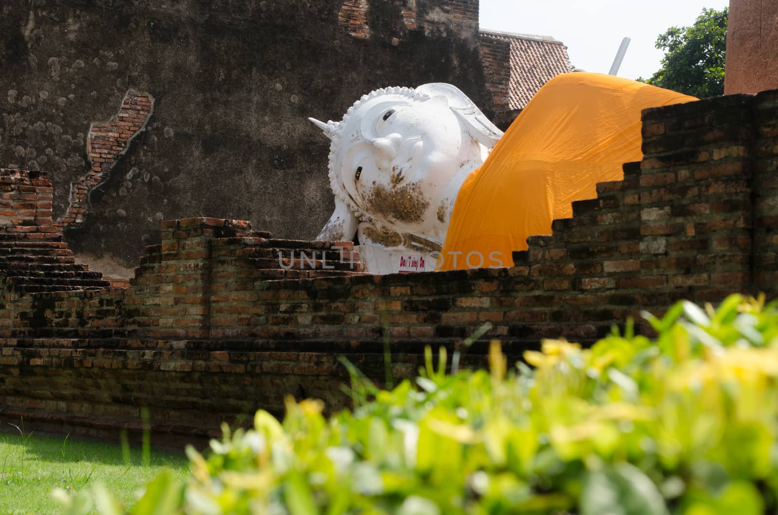 Wat Yai Chai Mongkol obviously is one of the major temples in the Ayutthaya area . and features a large Stupa, built after King Naresuan's Victory