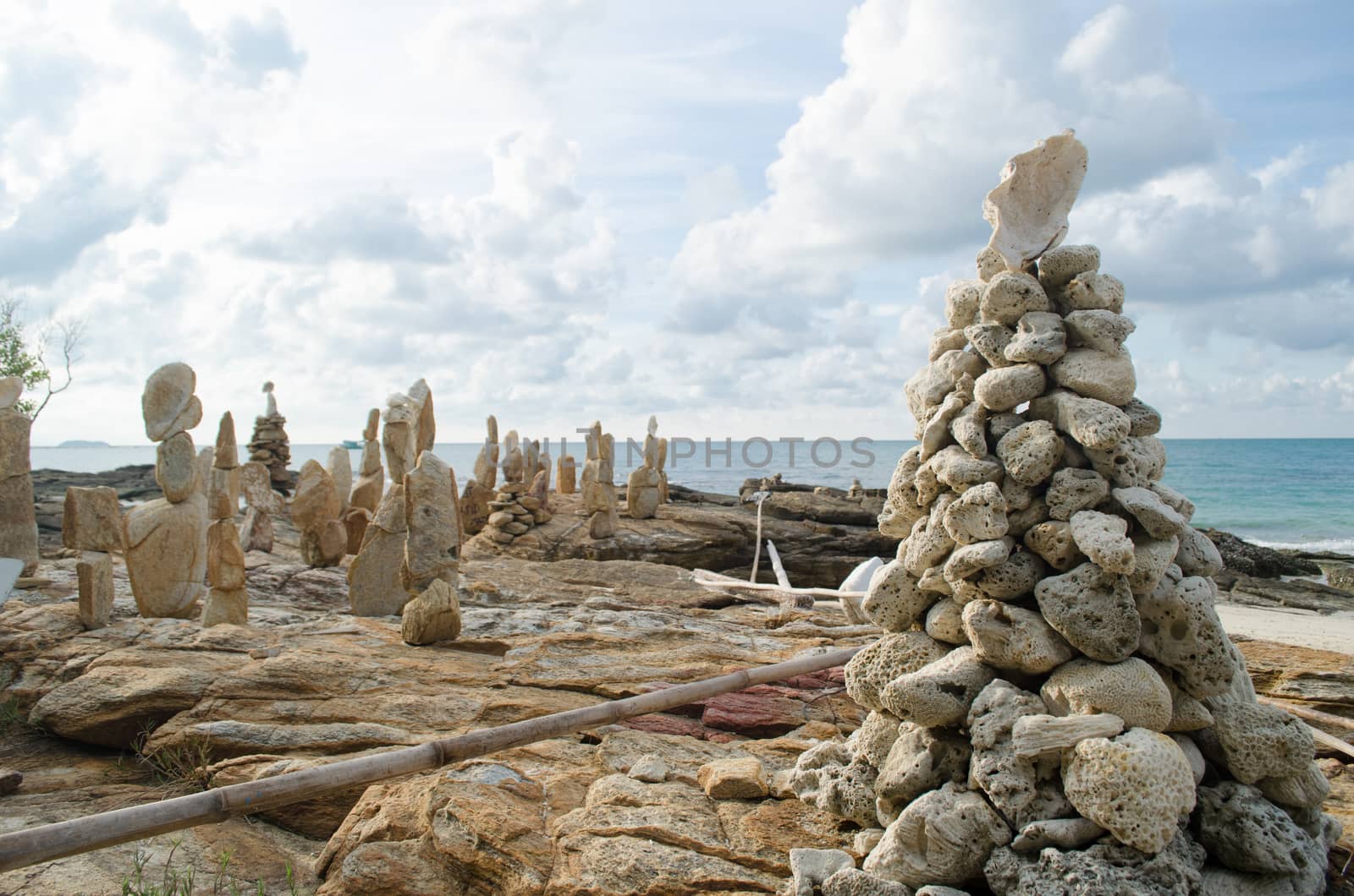 There are 14 white sand beaches on the island, which are surrounded by colourful coral reefs providing such aquatic sports as swimming,
snorkeling and scuba diving. The most popular beach areas are: Saikaew Beach, Ao Phai and Ao Vong Duan.