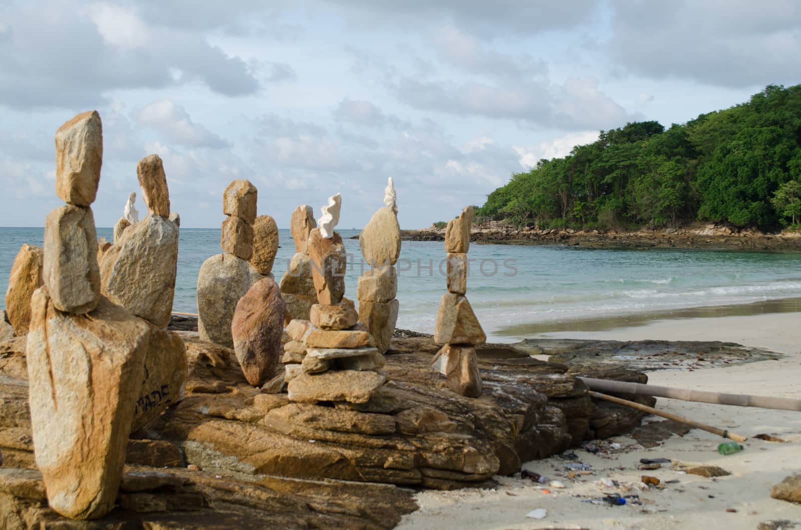 There are 14 white sand beaches on the island, which are surrounded by colourful coral reefs providing such aquatic sports as swimming,
snorkeling and scuba diving. The most popular beach areas are: Saikaew Beach, Ao Phai and Ao Vong Duan.