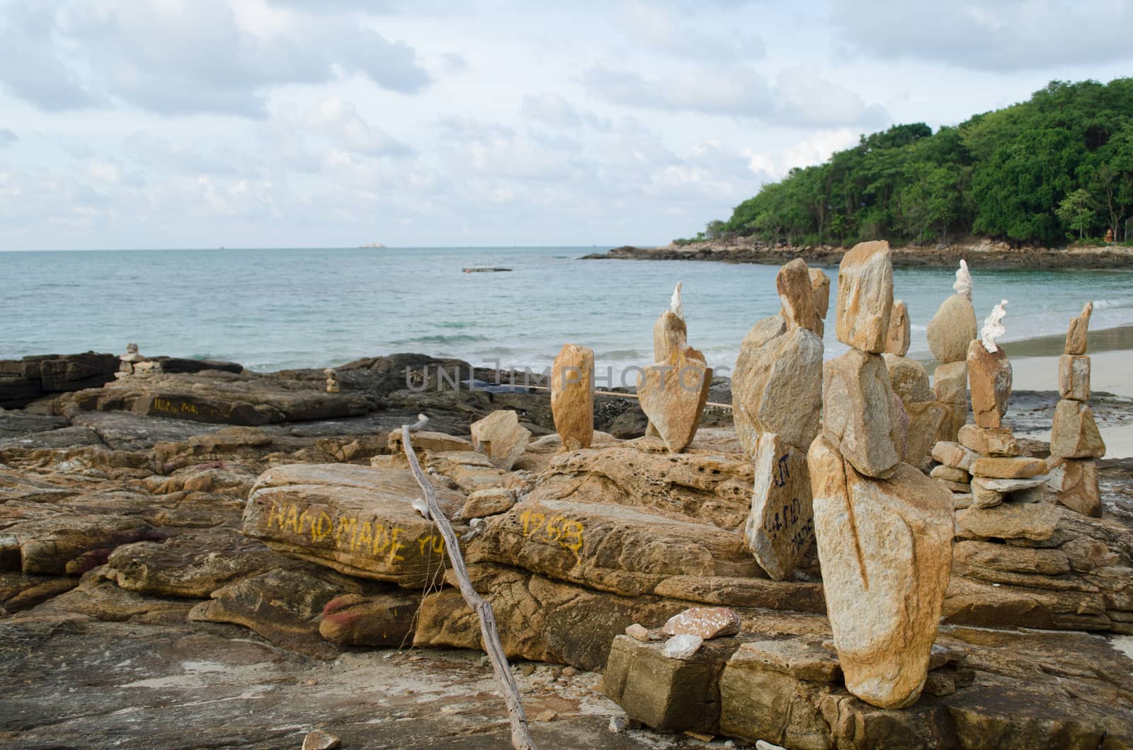 There are 14 white sand beaches on the island, which are surrounded by colourful coral reefs providing such aquatic sports as swimming,
snorkeling and scuba diving. The most popular beach areas are: Saikaew Beach, Ao Phai and Ao Vong Duan.