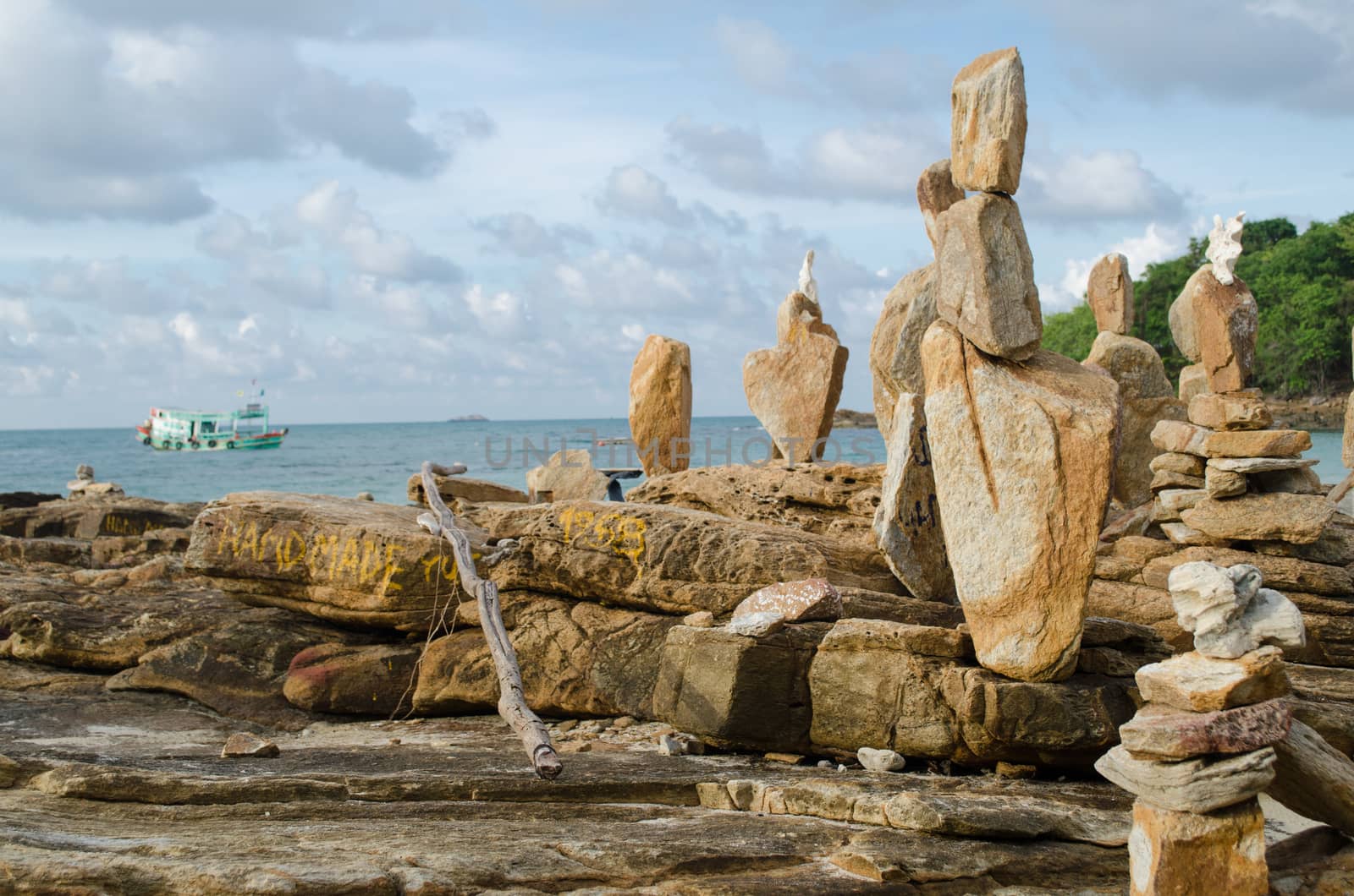 There are 14 white sand beaches on the island, which are surrounded by colourful coral reefs providing such aquatic sports as swimming,
snorkeling and scuba diving. The most popular beach areas are: Saikaew Beach, Ao Phai and Ao Vong Duan.